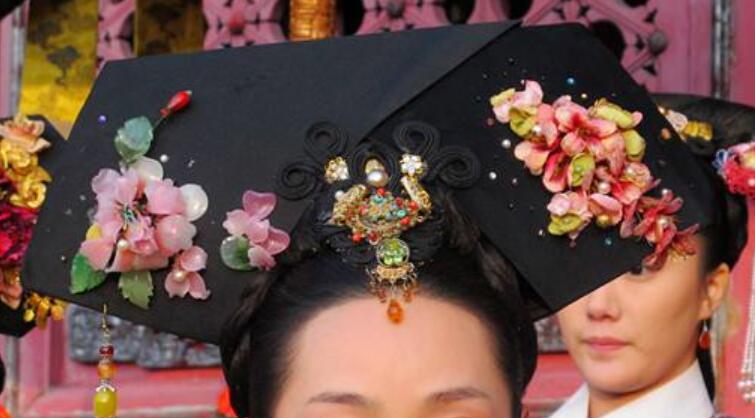 扒一扒那些漂亮的旗头:赵丽颖的绣球花雅致,张檬的蝶恋花更经典