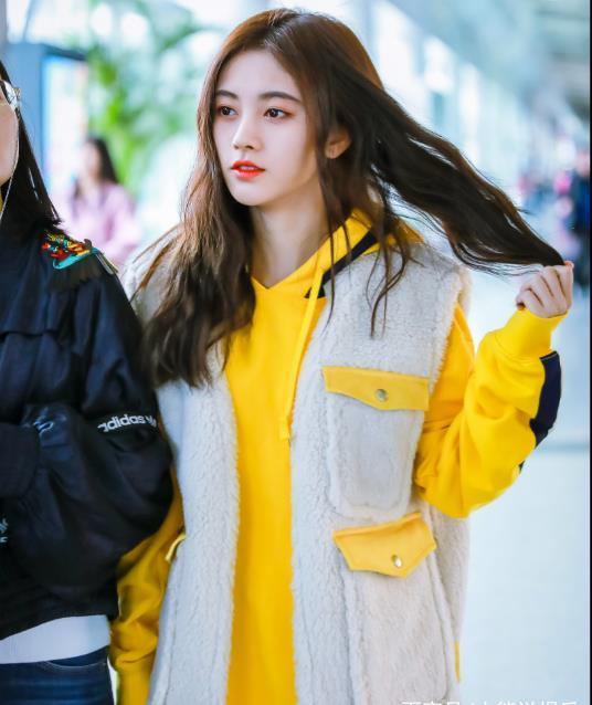 鞠婧祎哪来的仙女,穿黄色卫衣白到反光,网友:信你是四千年美女