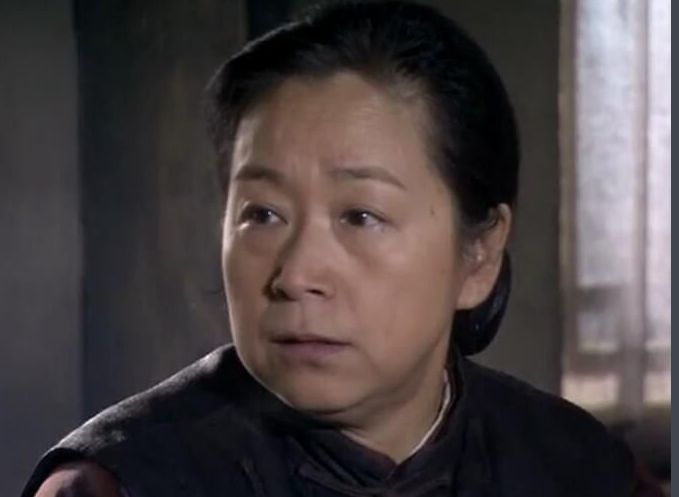 当时的张国立也只是一个名气不大的话剧演员,而前妻罗秀春在一起,两人