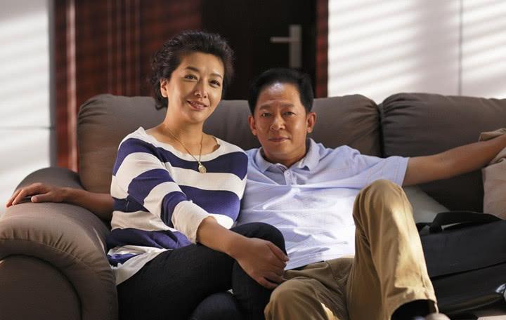 51岁江珊一家近照,嫁小15岁鲜肉女儿比她还美