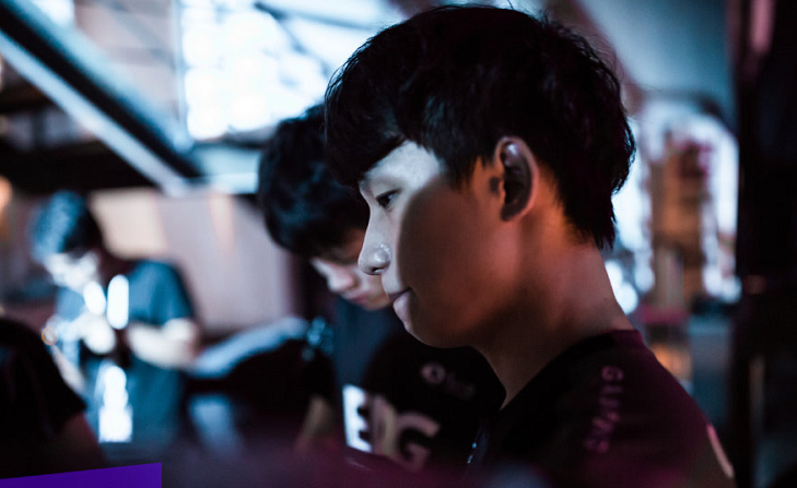 彻夜不眠,edg厂长重拾招牌英雄,网友:希望明凯坚持下去