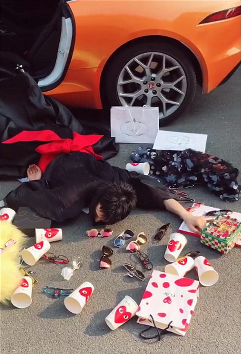 国内最便宜的"炫富摔":开56万捷豹跑车,只摔出几个杯子!