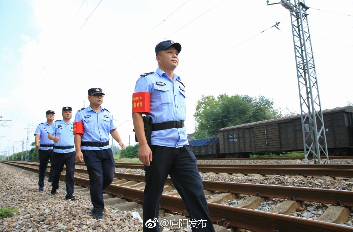 8月21日,庐阳经开区铁路护路联防队队员正在铁路北货场辖区段进行巡逻