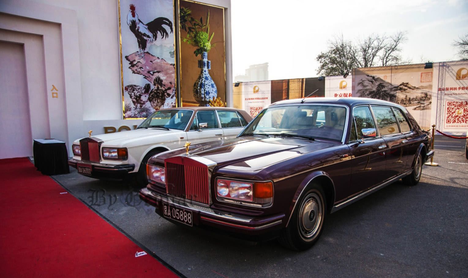 90年代买劳斯莱斯,车标镀金,有12个司机,邓超送他鞋子