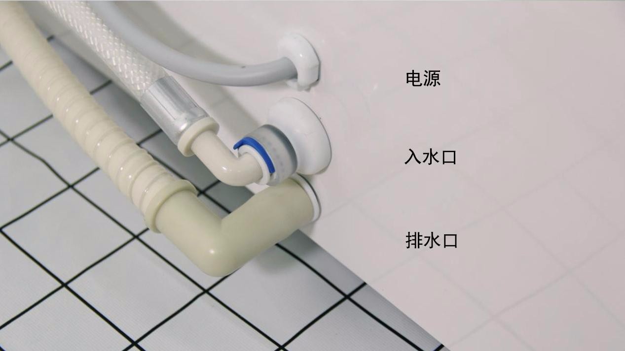 从包装里取出的有小月亮台式洗碗机主体,随机附赠的进水管,排水管与