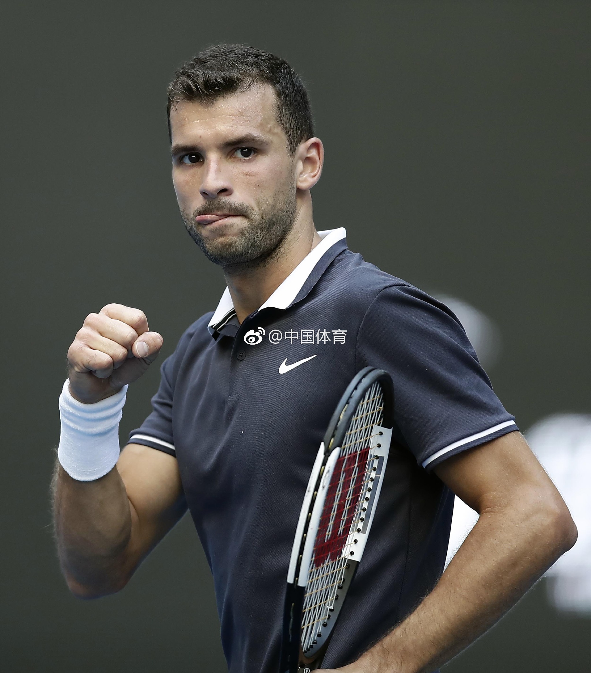 男子单打第一轮,保加利亚选手迪米特洛夫战胜对手,晋级下一轮