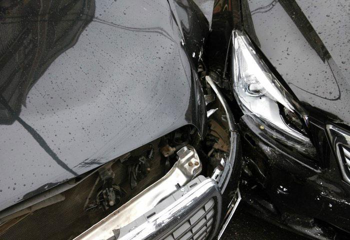 奥迪a6撞上长安睿骋, 国产车用料真足