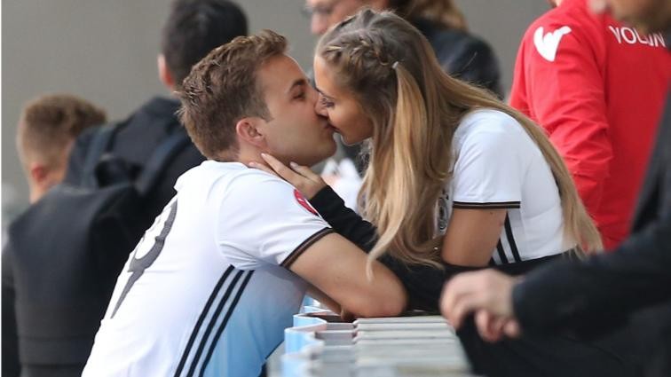 当地时间周一格策和凯瑟琳举行了小规模的婚礼