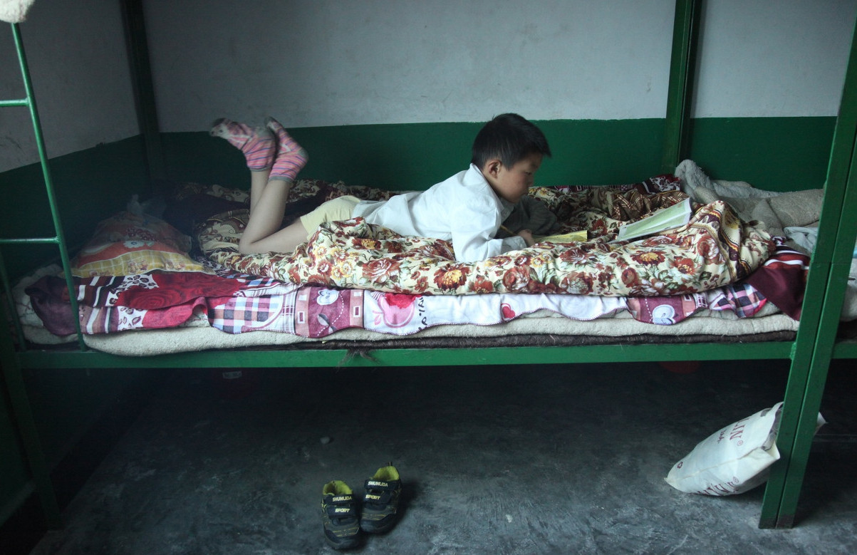 7岁男孩清晨5点起床,为上学举火把走10里山路