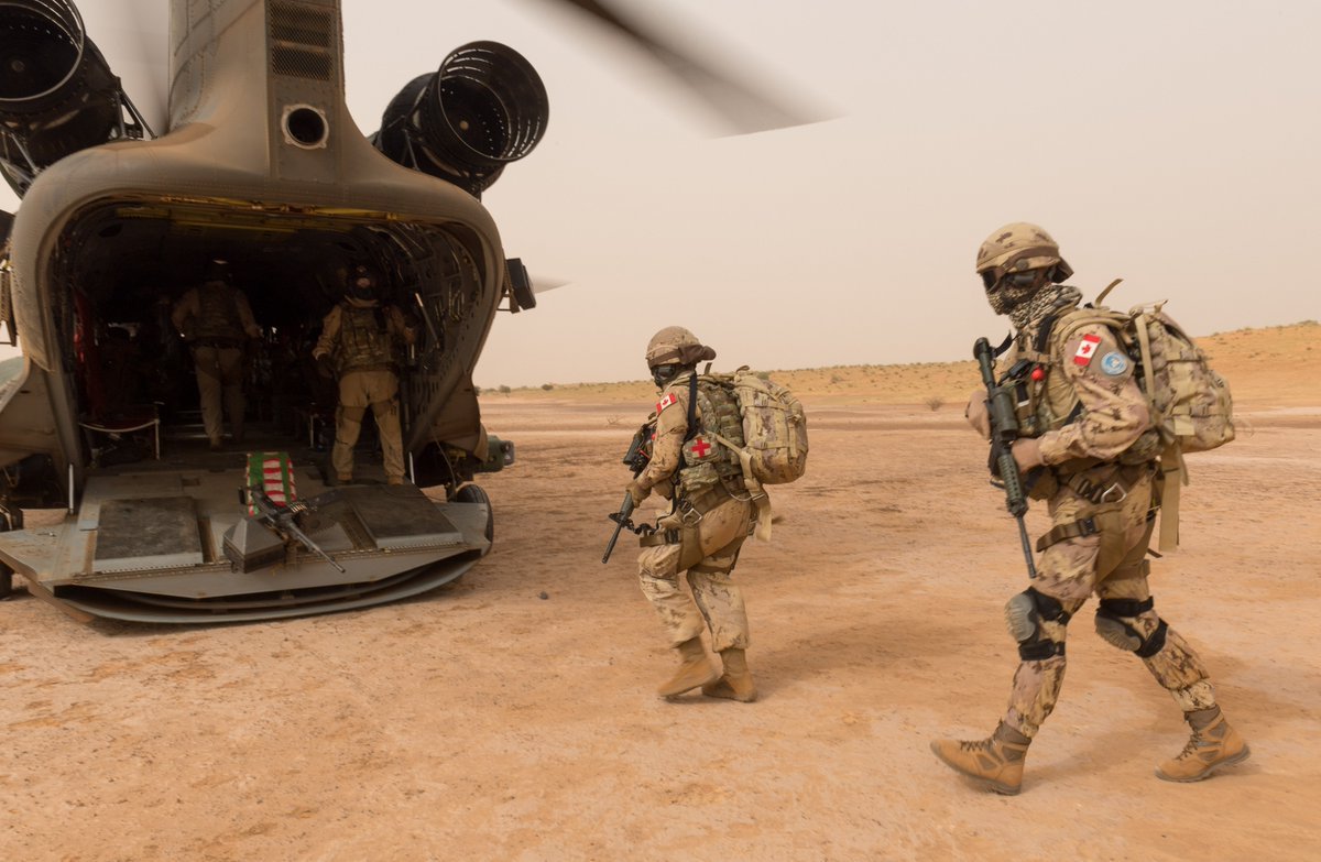 "马里支援联合国马里多层面综合稳定团"(minusma)的加拿大士兵玩高