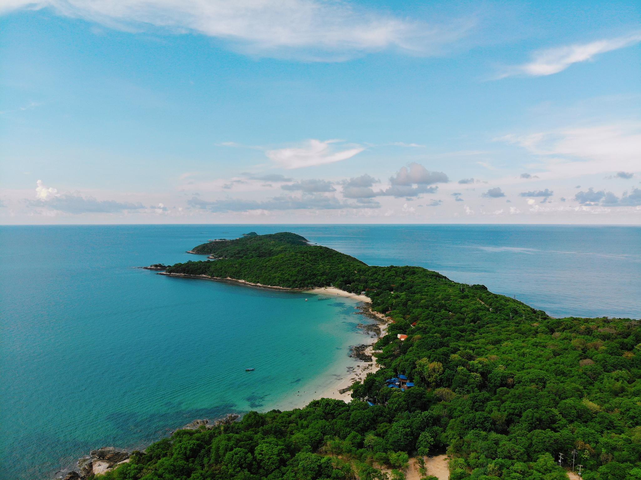 一个特别美的小岛,放眼望去,水清沙白