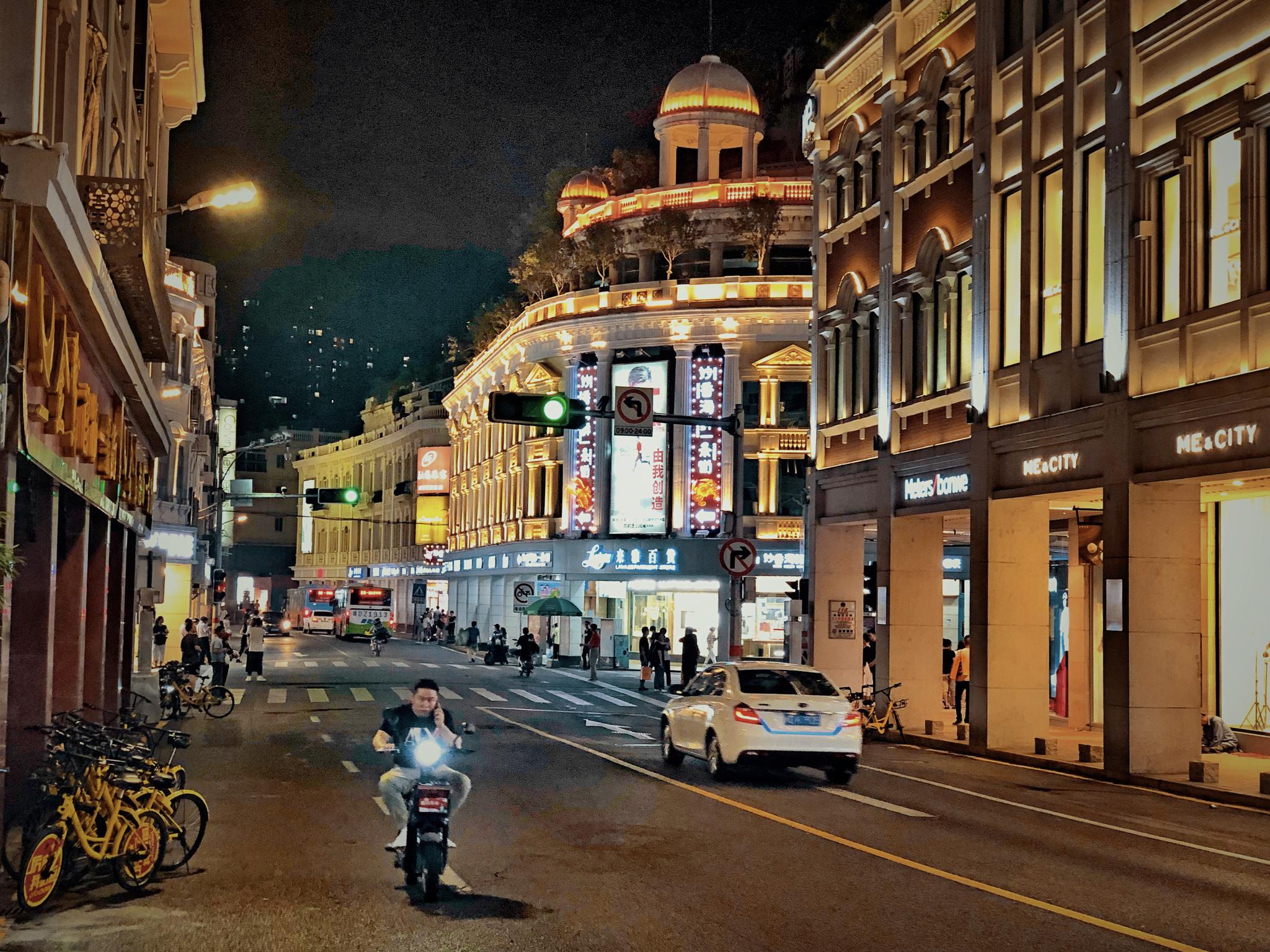 我忽然想起那一日,在厦门的街头,圆月高挂,夜灯辉煌