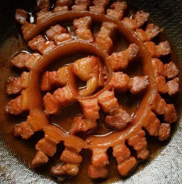 排龙红烧肉,造型美观,做法简单,肥瘦相间,香甜松软,入口即化