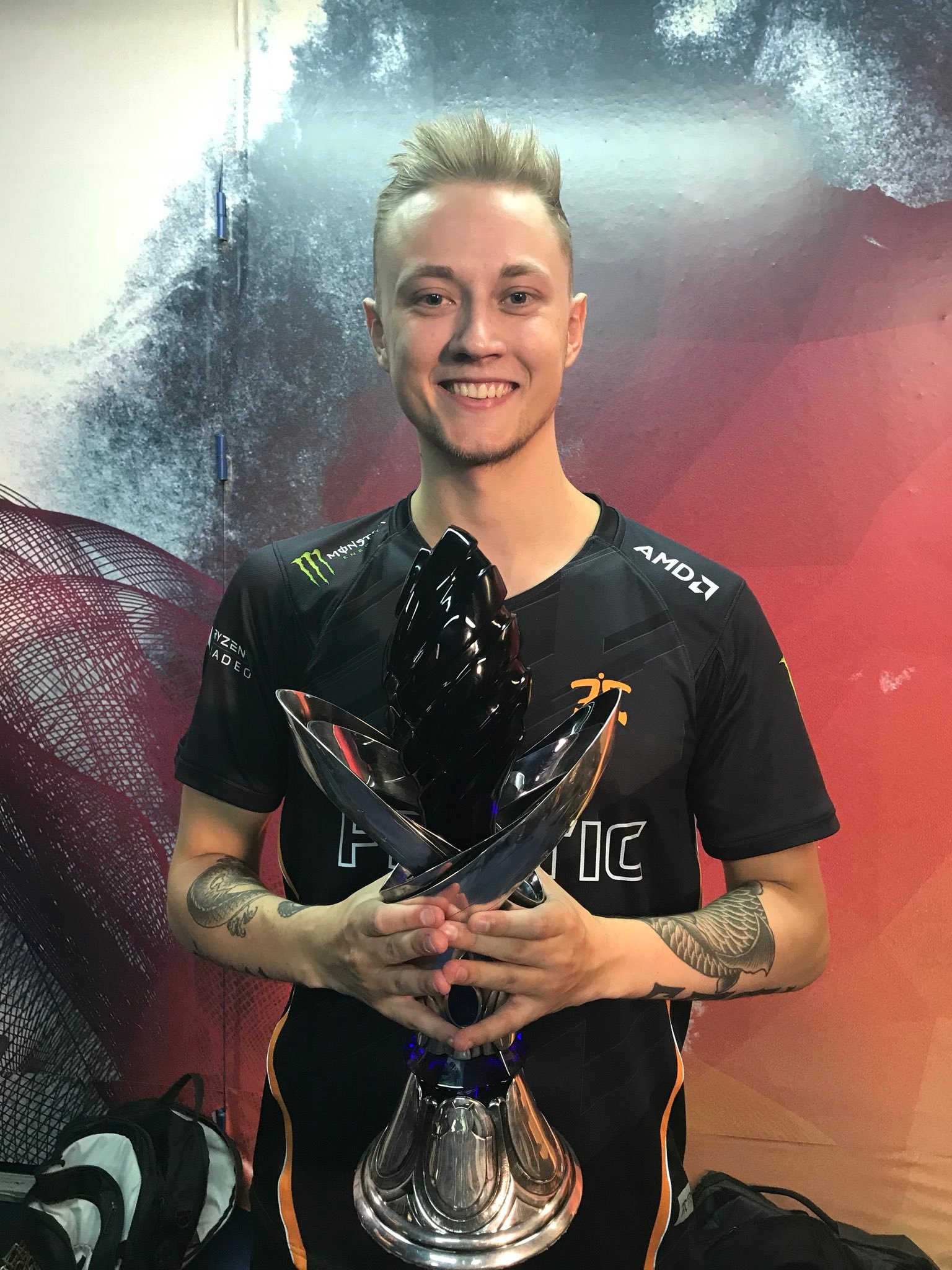 昨天是欧成rekkles的生日,再来吸一波颜|生日_新浪新闻