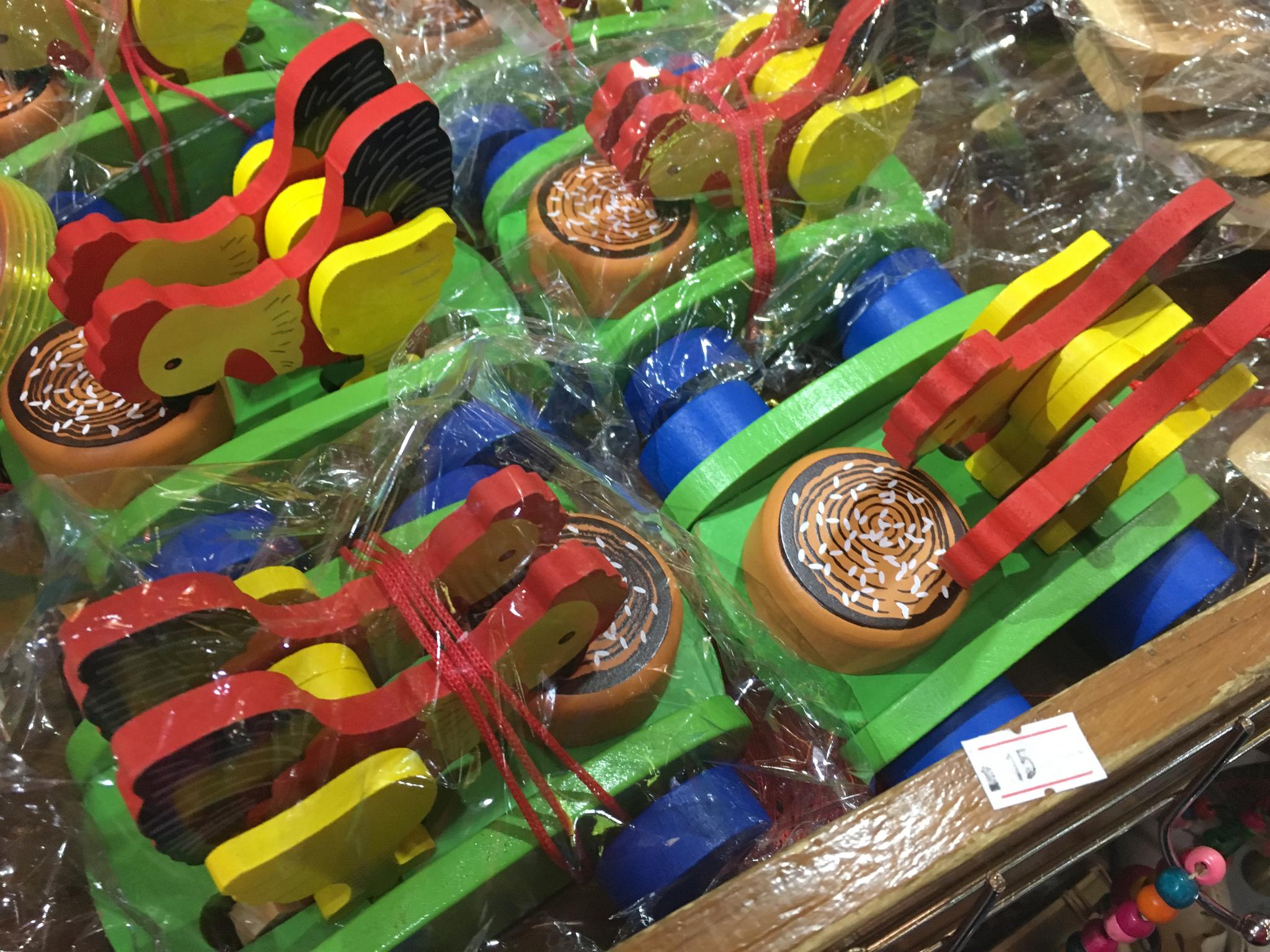 女子摆摊卖"稀罕玩具",勾起了不少农村人的回忆,一天赚了900