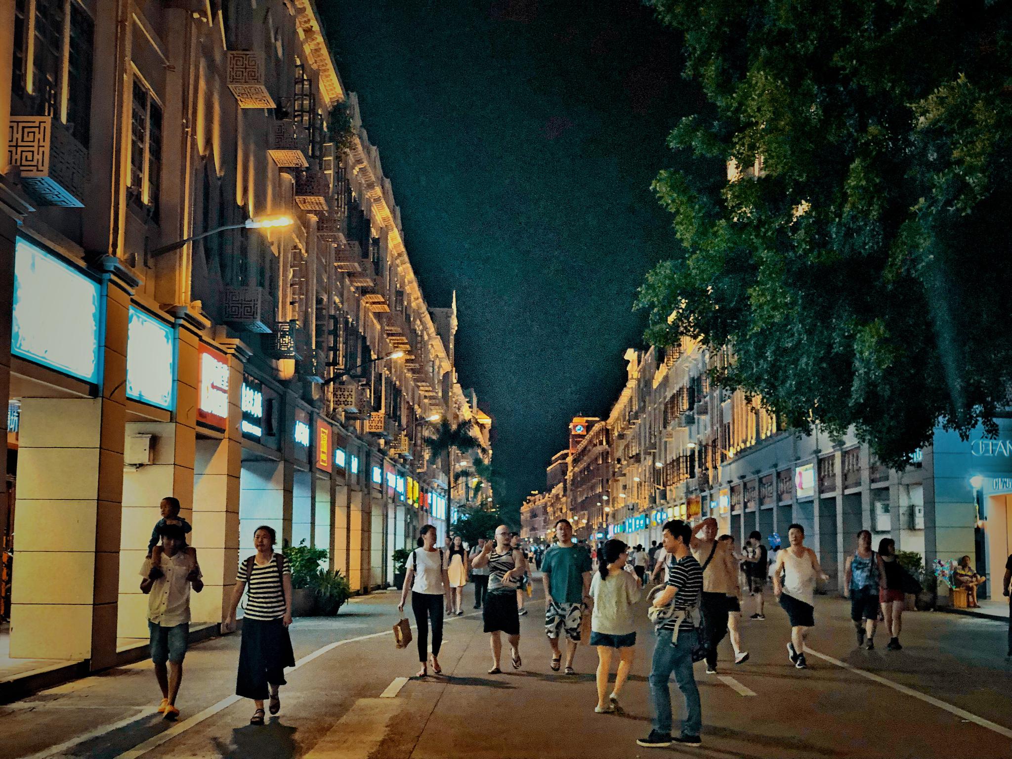 我忽然想起那一日,在厦门的街头,圆月高挂,夜灯辉煌
