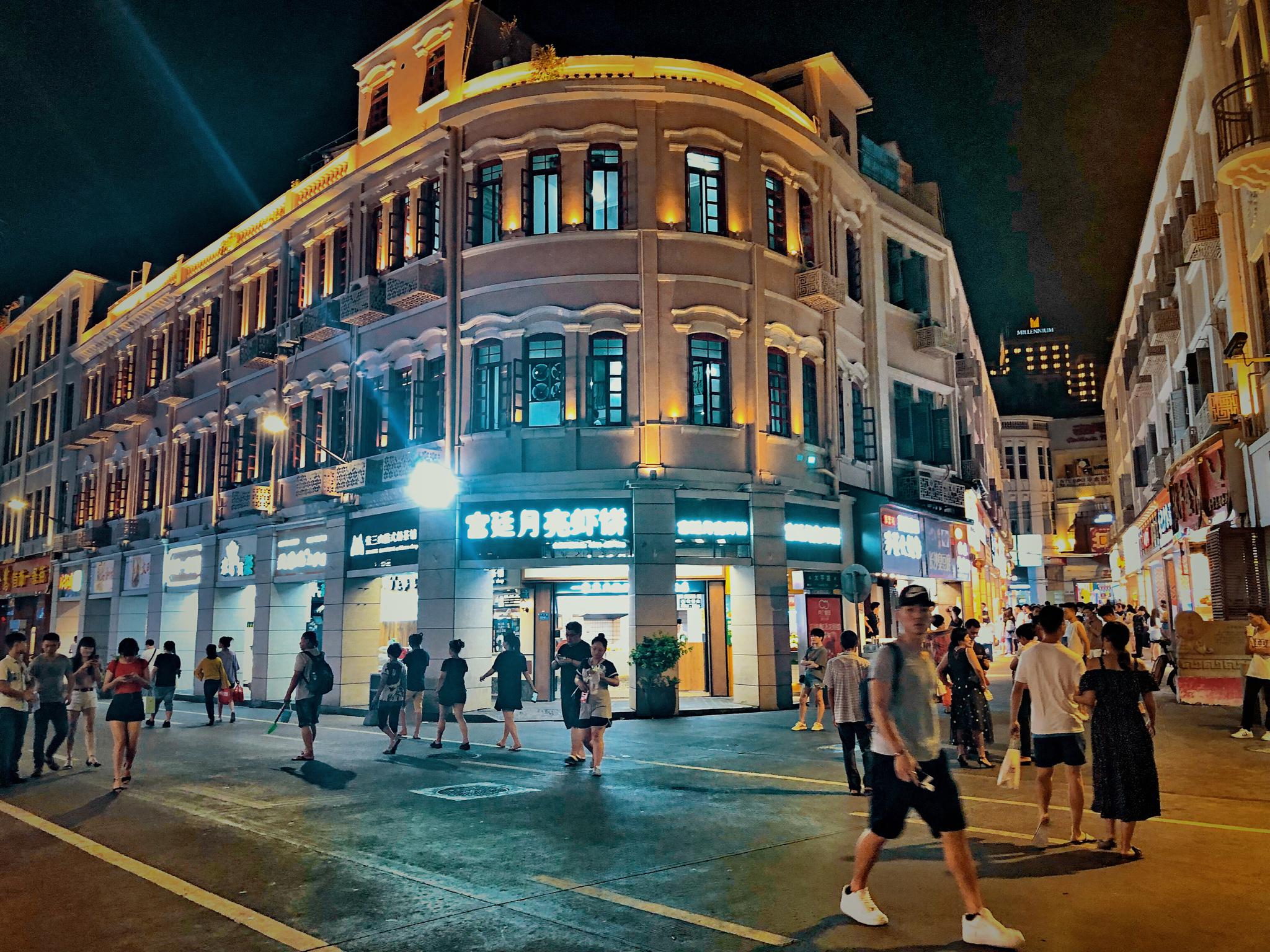 我忽然想起那一日,在厦门的街头,圆月高挂,夜灯辉煌