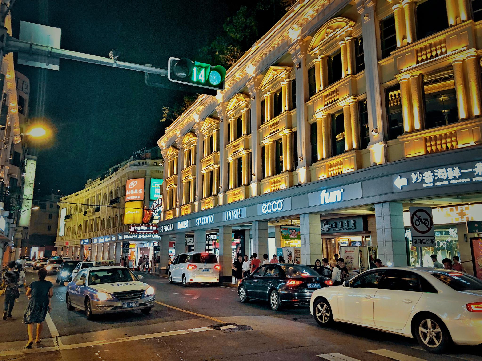 我忽然想起那一日,在厦门的街头,圆月高挂,夜灯辉煌