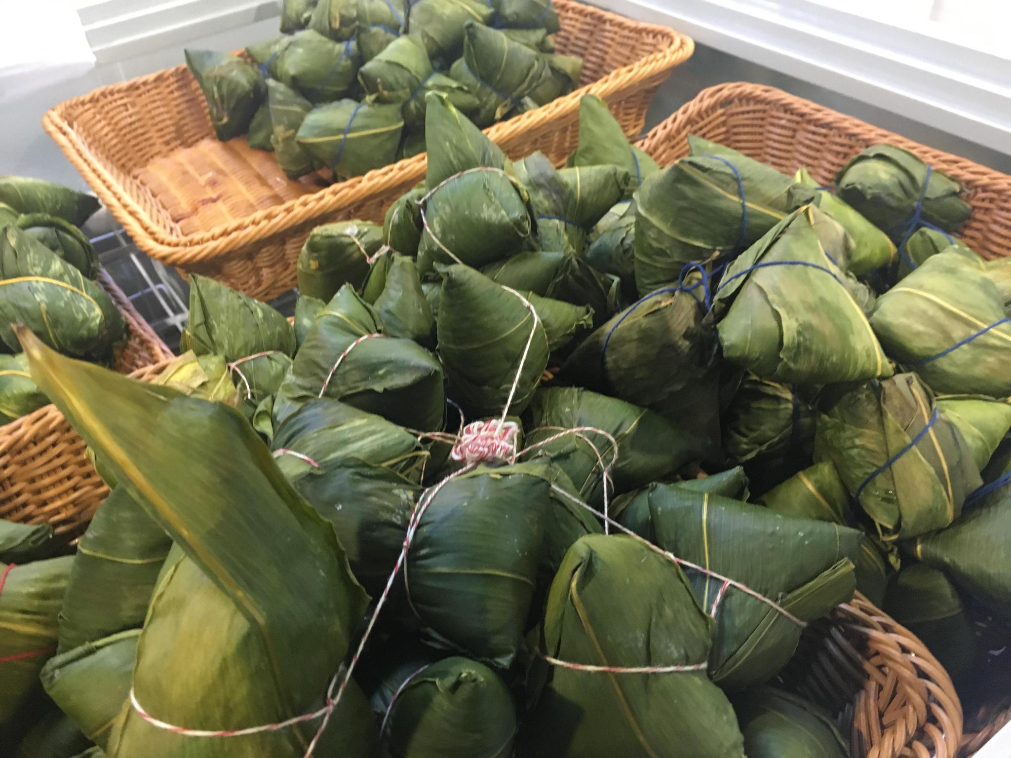 这家超市的老板也没有放过这个赚钱的机会,跟其他人卖粽子不同的是