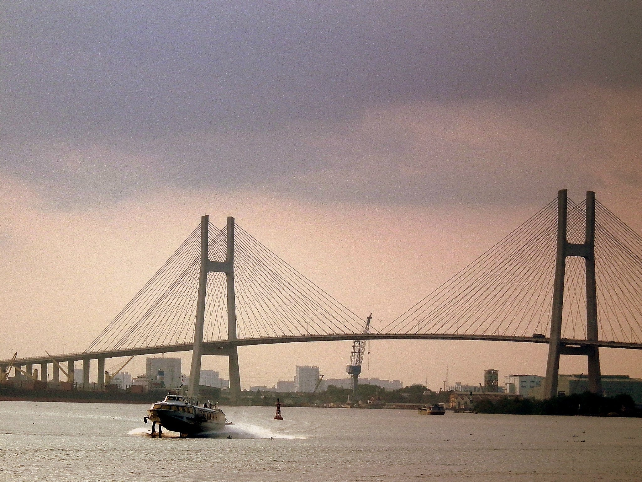 西贡河是越南南部的一条河流,由于此河流经越南第一大城胡志明市