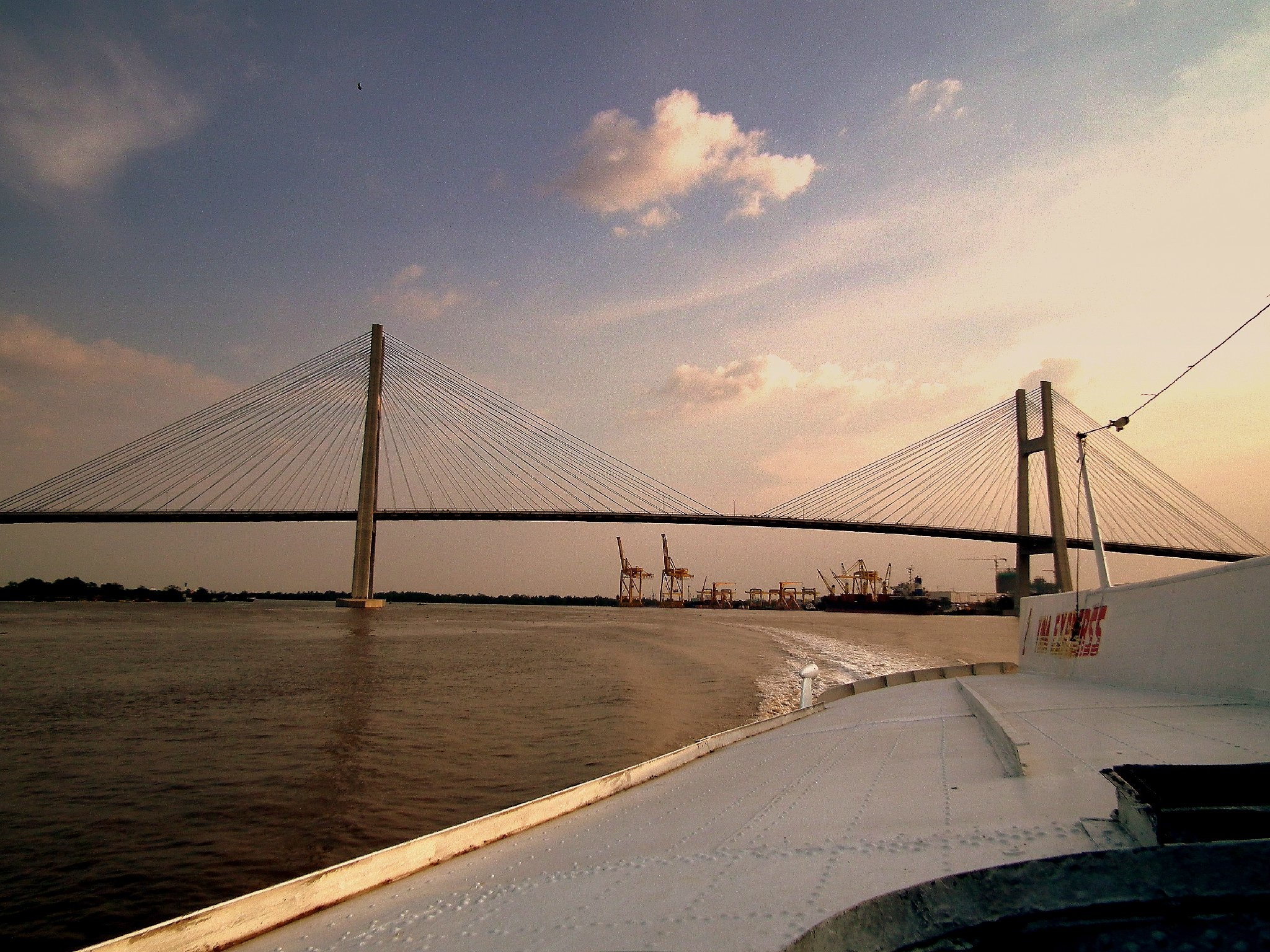 西贡河是越南南部的一条河流,由于此河流经越南第一大城胡志明市