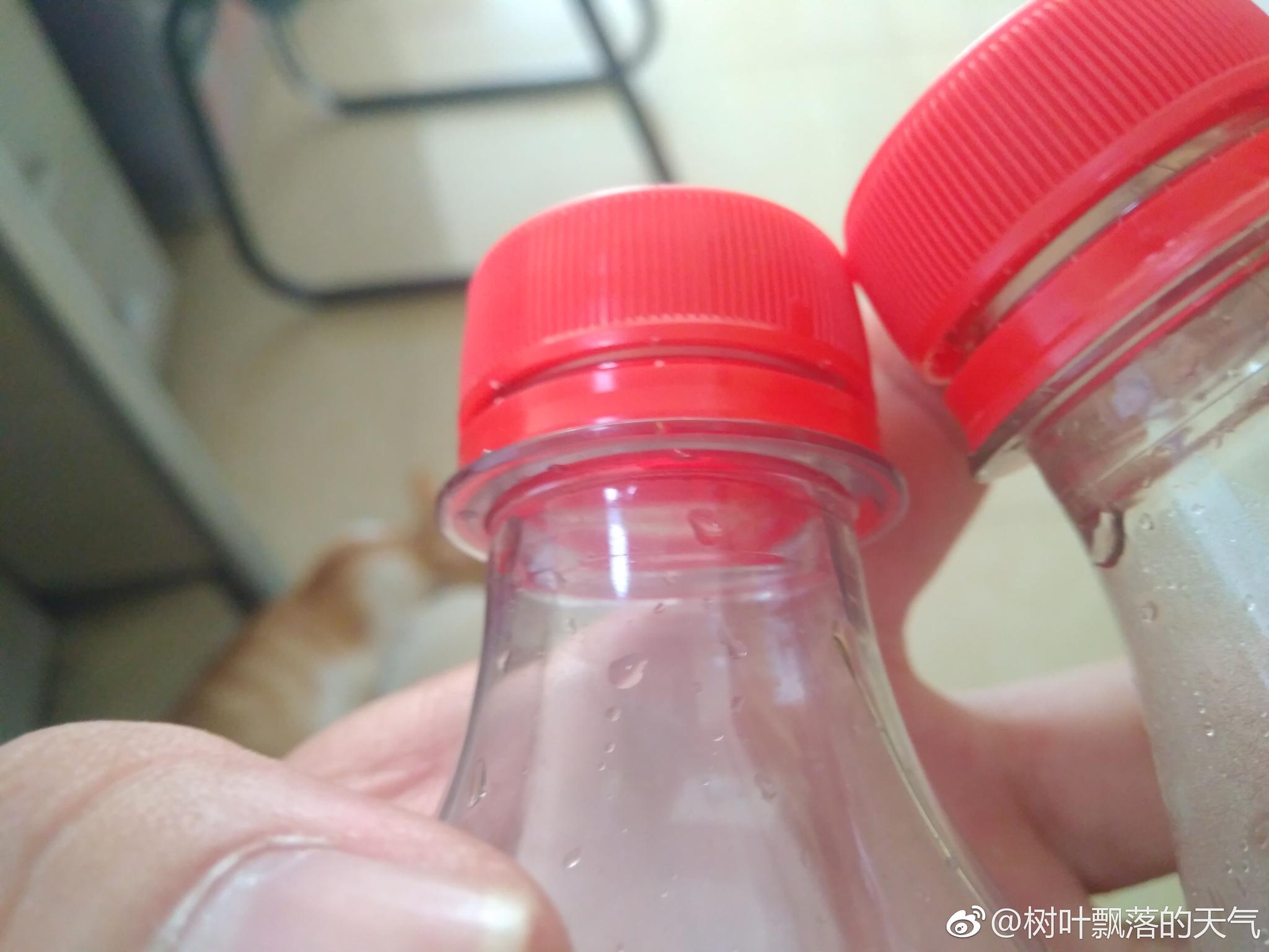 区分真假可乐:最近市面上出现了假的可口可乐.