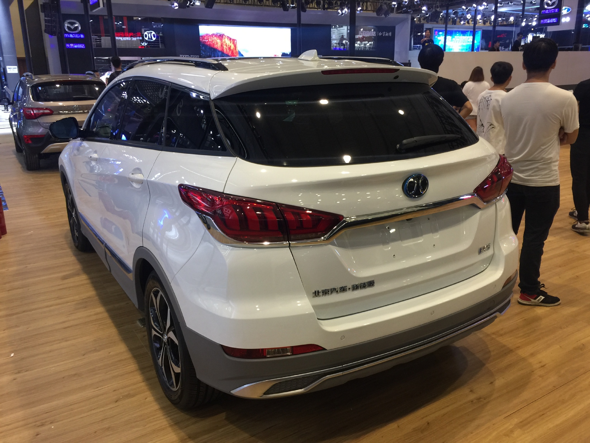 北汽新能源ex5搭载超级电驱技术 整体造型年轻运动