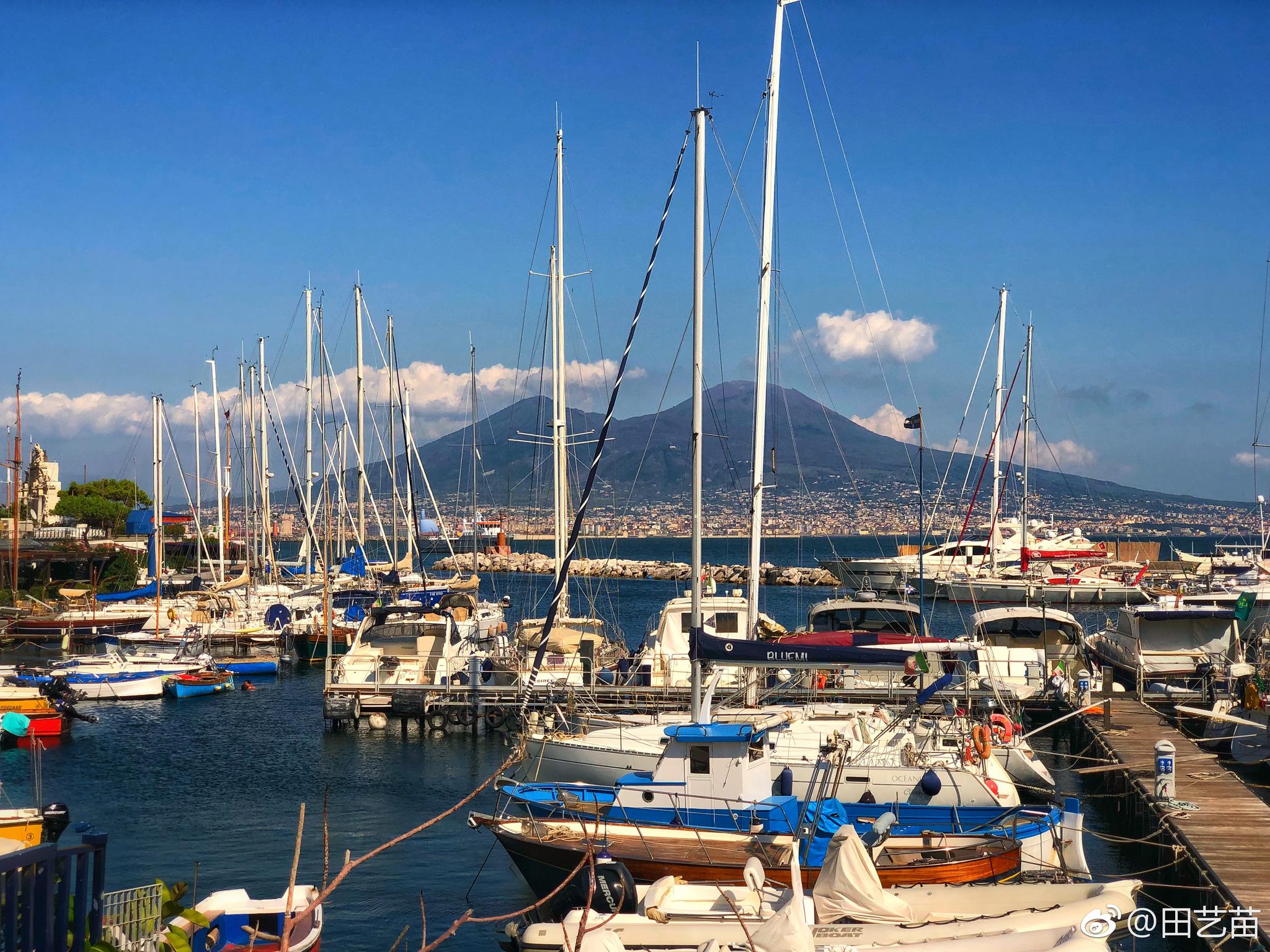 桑塔露琪亚是一个美丽的港湾,港湾的尽头就是苏莲托