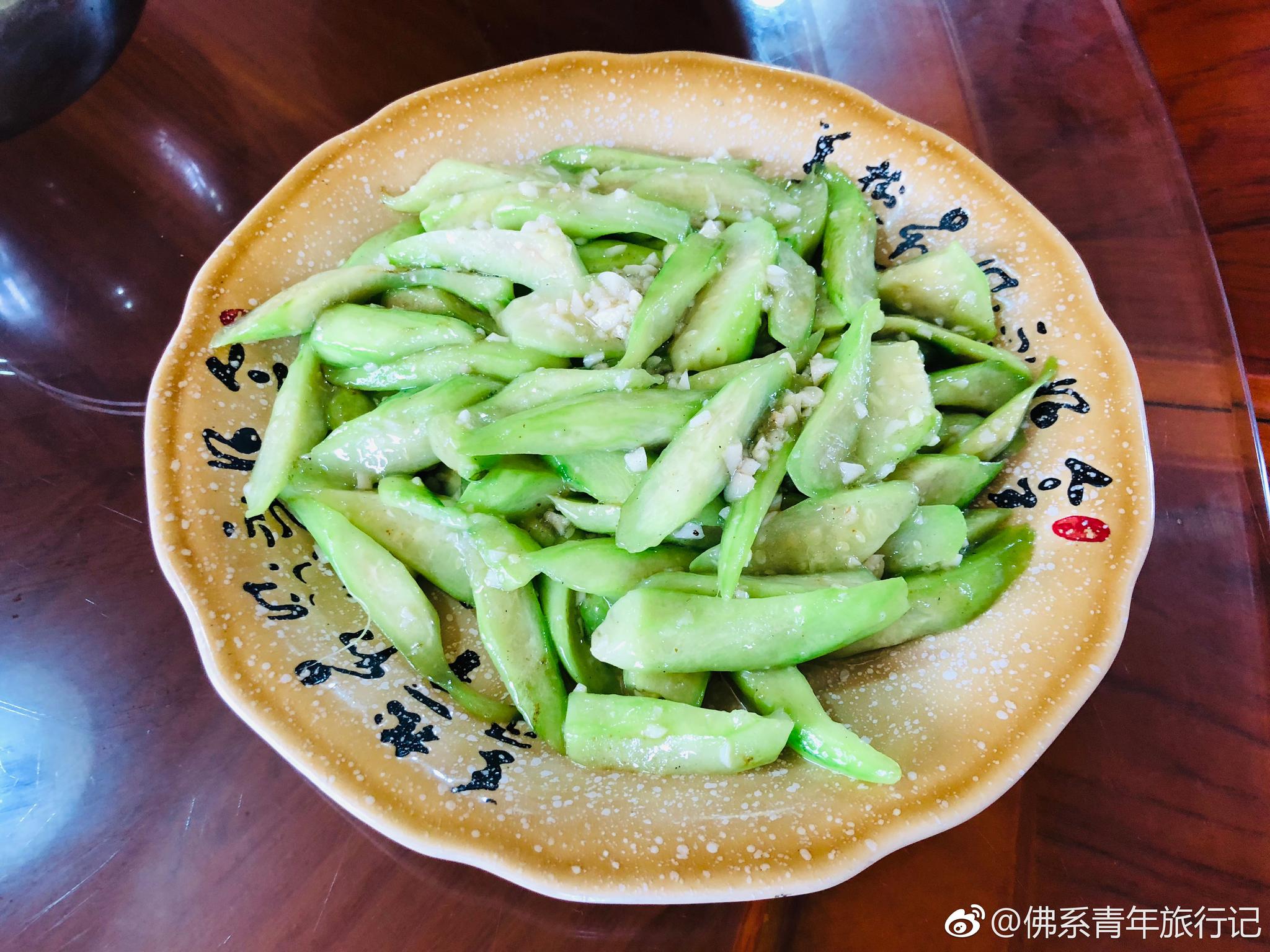 中午在知青农庄享用地道的天门特色农家菜,蒸菜是这里的特色