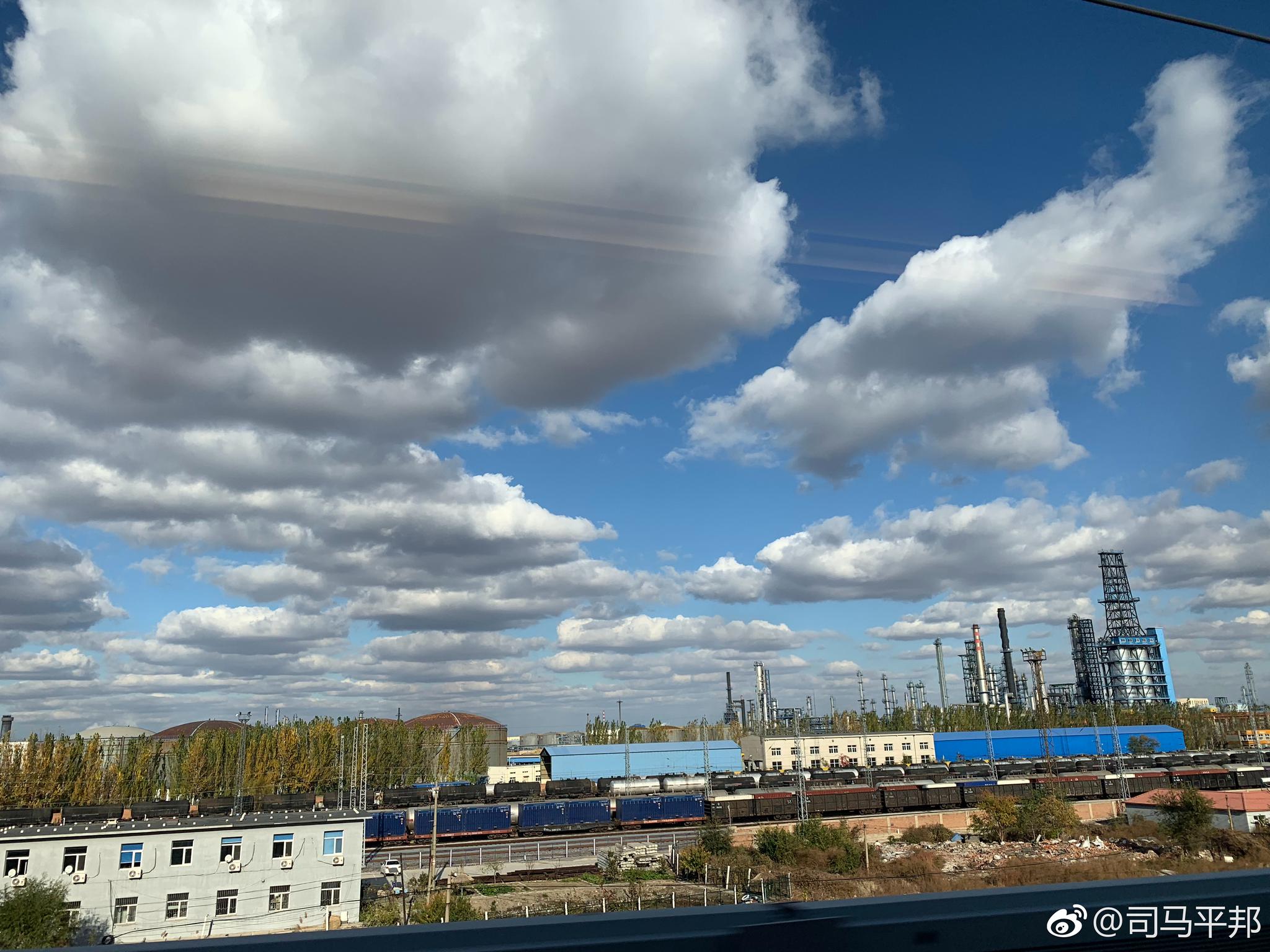 辽东半岛上空的大朵白云,够白够糯.