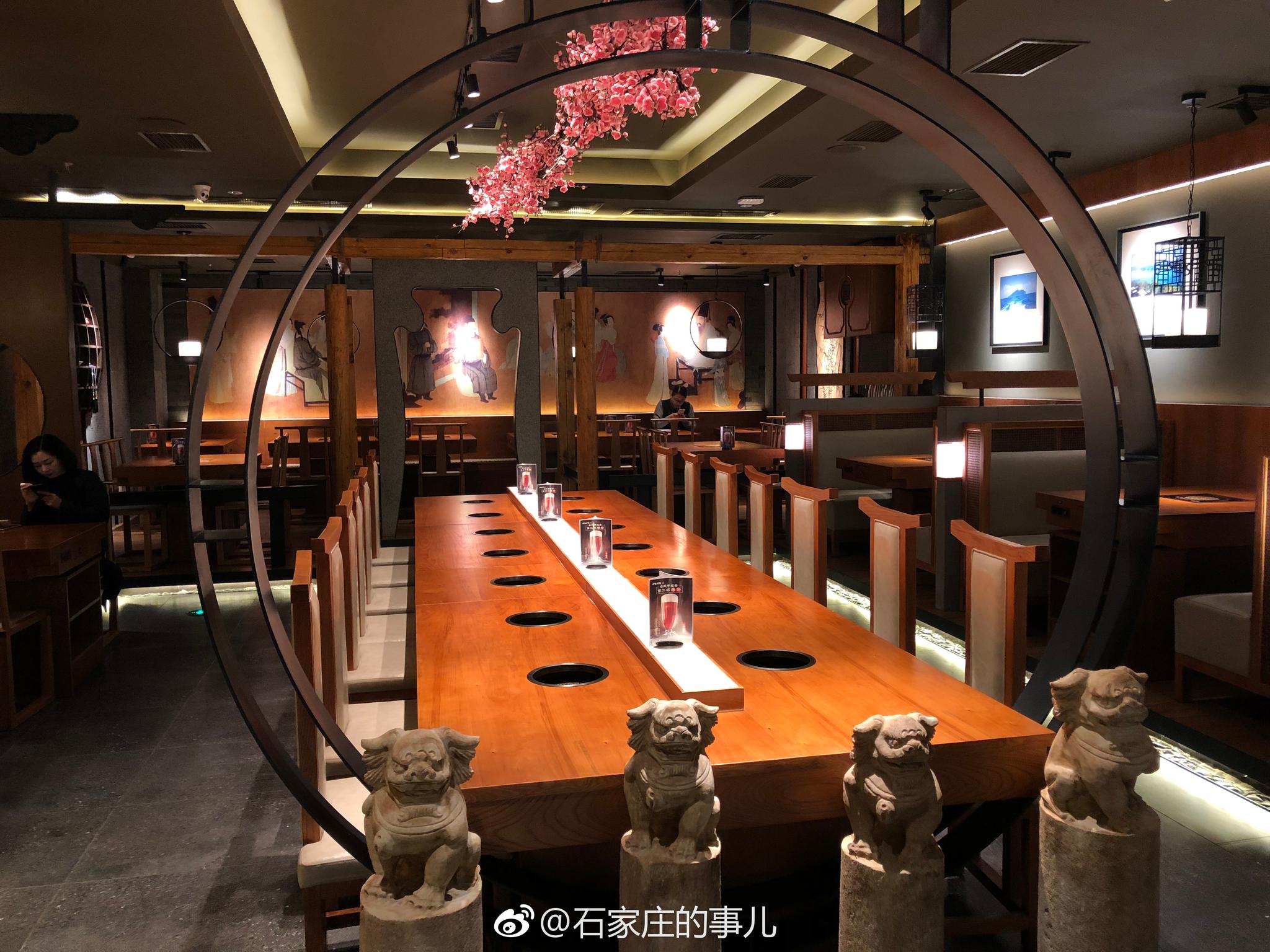 事儿哥来万达新开的呷哺高端店尝鲜啦!新中式的装修风格