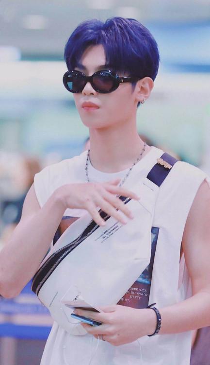 黄明昊穿了件无袖t恤,这胳膊太细了,还是练出肌肉再穿吧!