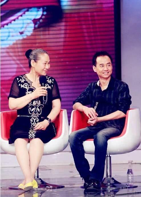 而饰演小毛的演员叫毛孩,其实在现实生活中,毛孩的母亲正是苇青