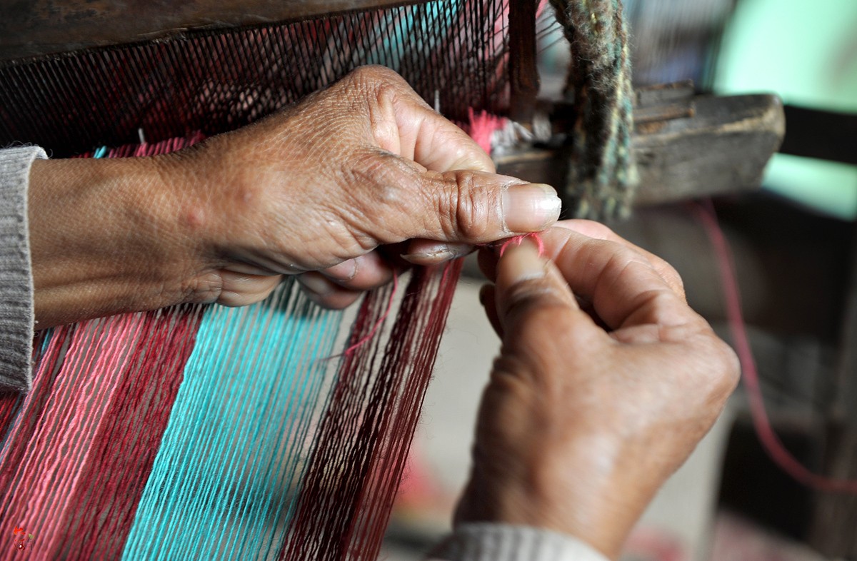农村大妈用旧毛线织炕毯,身为精准扶贫户,她的话朴实却很有道理
