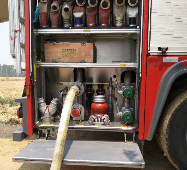 消防车无法下地只能在这里接上水管抢救火情.