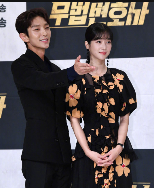 李准基变身霸道总裁现发布会与女主徐睿知亲密互动cp感十足