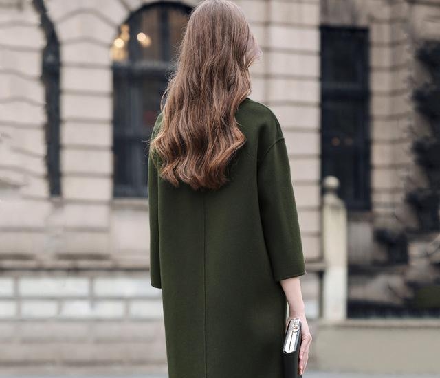 怪不得姐姐丢掉外套, 原来现流行这样高级的羊绒大衣, 背影都美爆