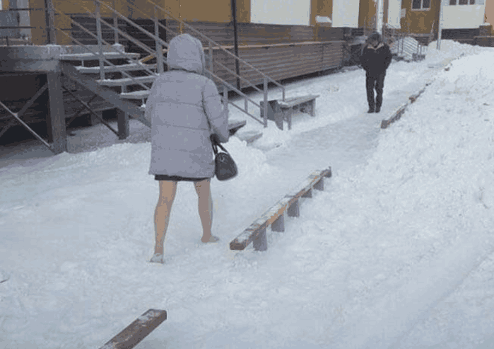 大雪天光腿,不是没衣服,是嫌天气不够冷.
