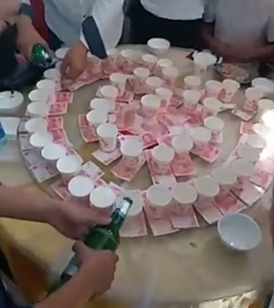 奇葩酒文化,喝酒拿人民币拿的手软,酒量大的人看了眼红!