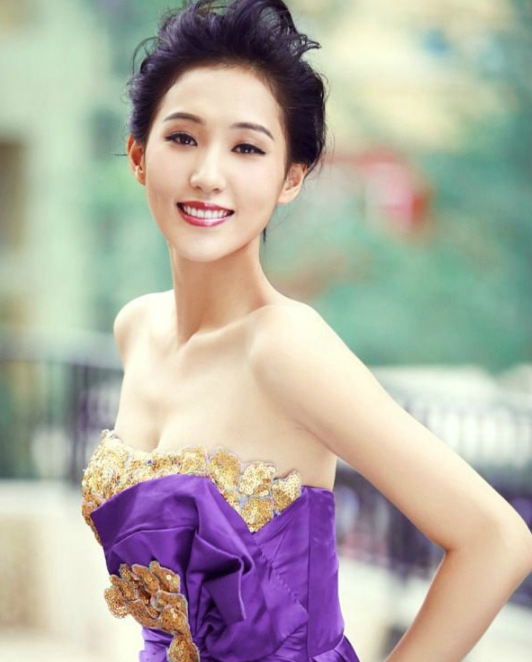 陈思璇,长裙随风飞扬,魅力势不可挡