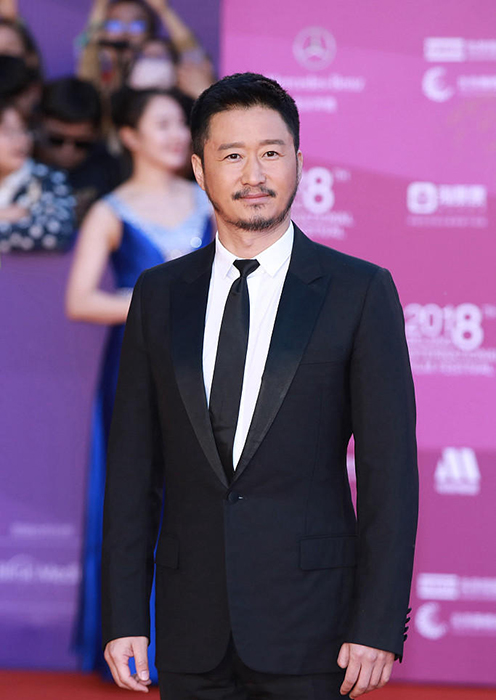 吴京胡子拉碴啤酒肚,萝莉超杀女莫瑞兹失恋变大妈!__财经头条