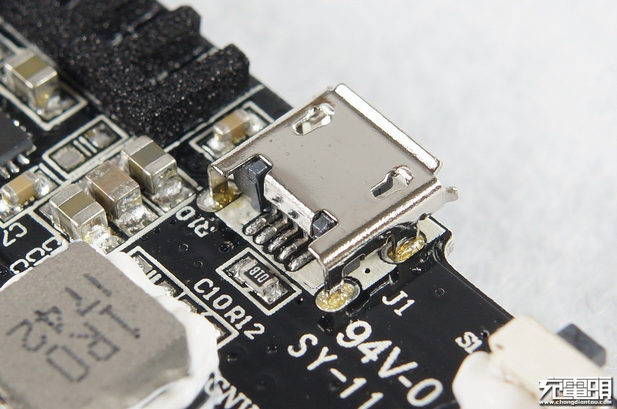 公牛移动电源(青春版)评测铜质microusb母座同样使用过孔焊接,牢固