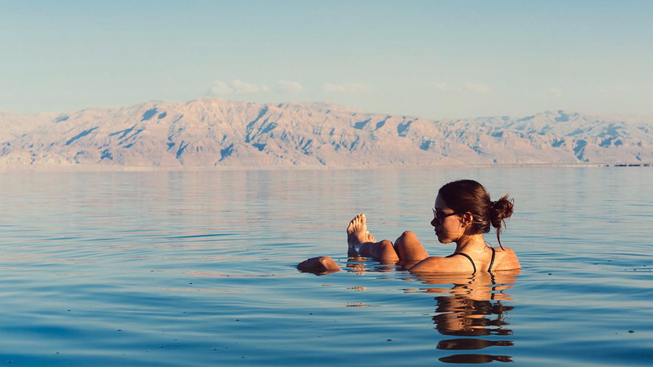 沙滩和大海是很多人旅.