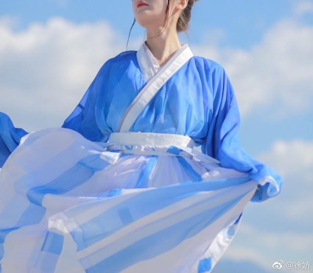 徐娇身着蓝色的改良汉服蓝衣长袖仙气飘飘完美展现汉服之美