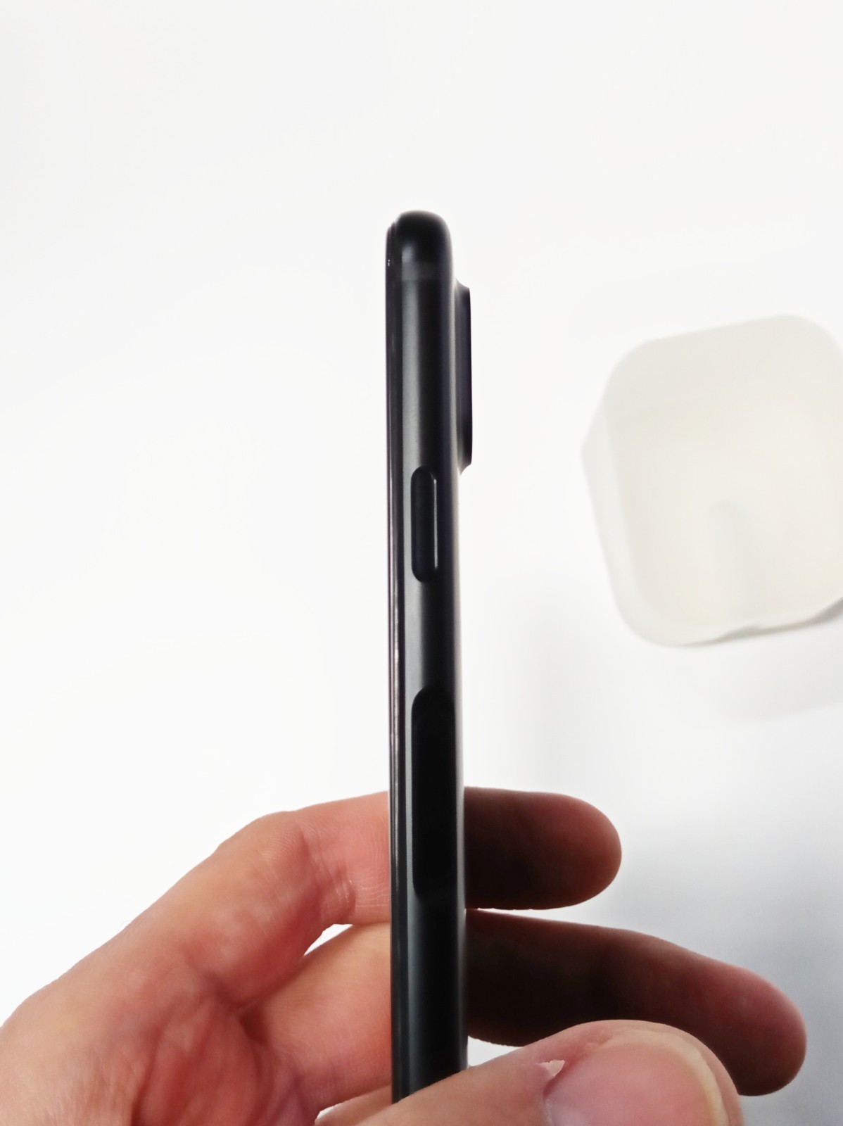 侧面指纹识别区域,摄像头略有凸出