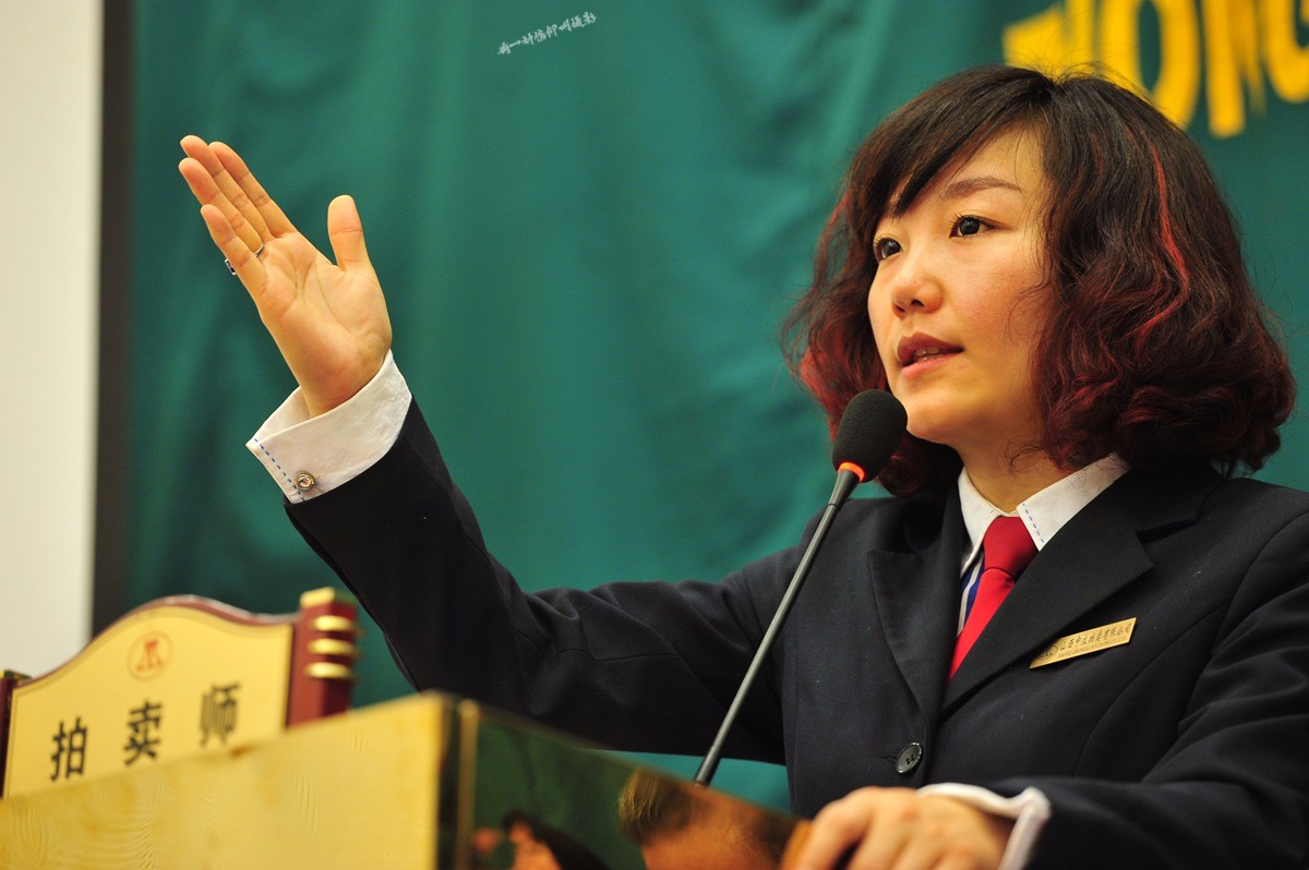 80后美女拍卖师 十年历练成老总