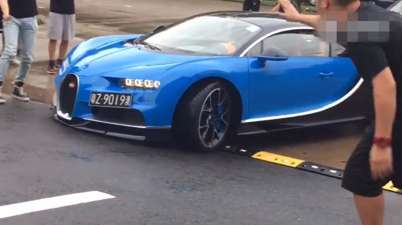 布加迪出门宝马开路,上坡过减速带让人急,要两个人指挥-新浪汽车