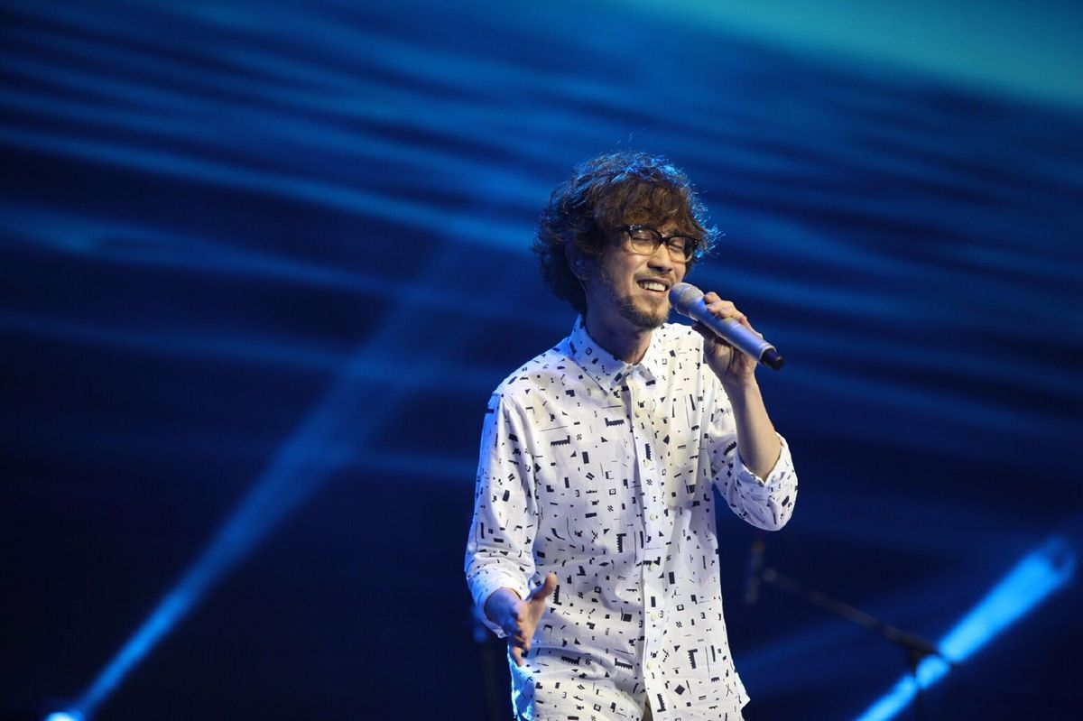 我的青春听着小刚的《黄昏》,踏入歌坛29年,他今天49岁了!