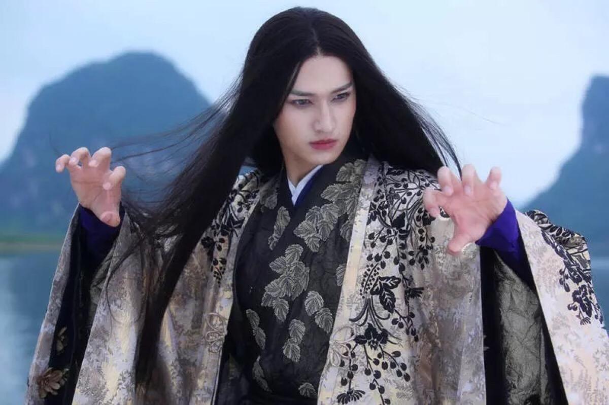 在《花千骨》中马可饰演的杀阡陌也是一个反派角色,只不过他也没干