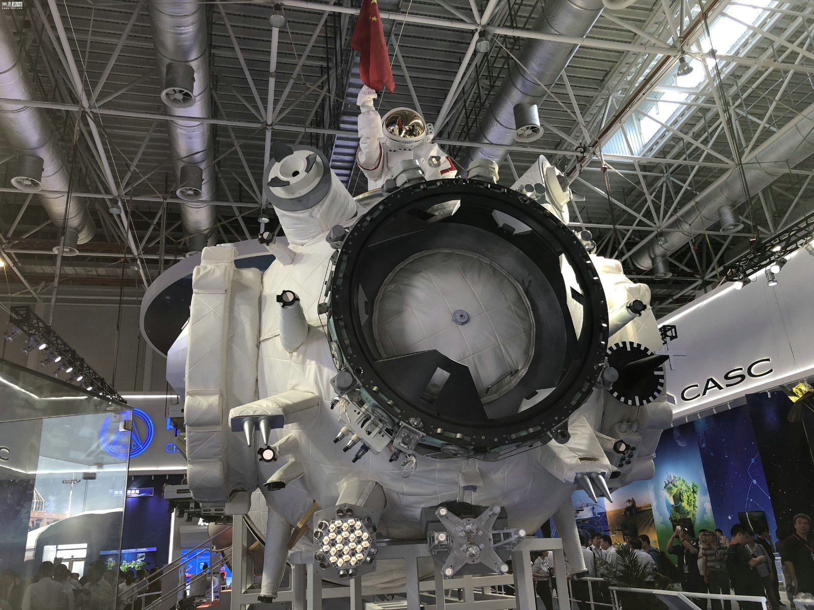 2米,包括节点舱,生活控制舱和资源舱三部分,是空间站的管理和控制中心